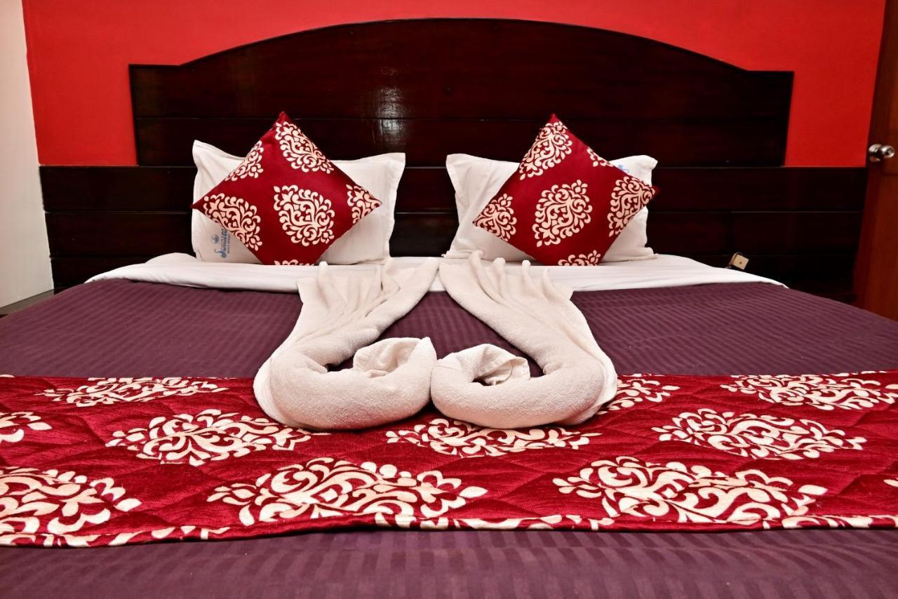 Swimsea Beach Resort, A Beach Property Panaji Bagian luar foto